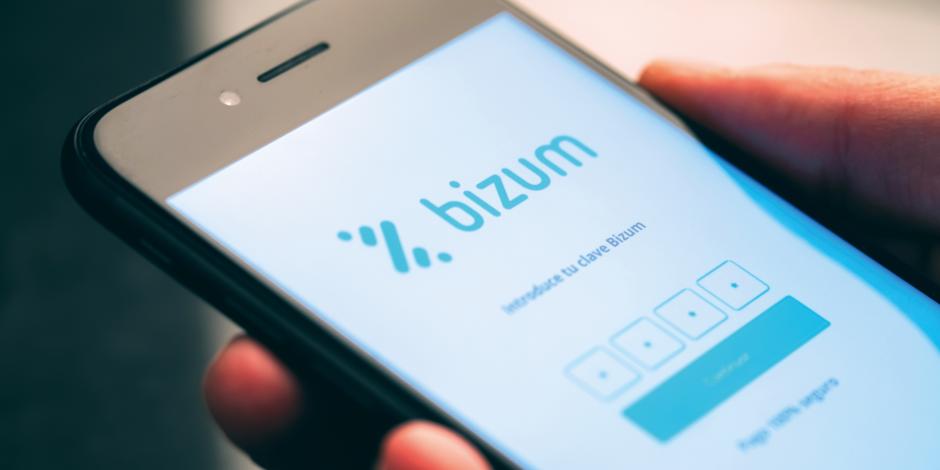 Según el Banco de España, el país es líder europeo en transferencias inmediatas gracias a la implantación de Bizum, un sistema de pagos instantáneos que de acuerdo a datos todavía de 2023 sumaba más de 2,5 millones de operaciones diarias, rebasando con mucho las cifras de PayPal en envíos de dinero entre particulares, pese a que hablamos de un gigante de operativa mundial.