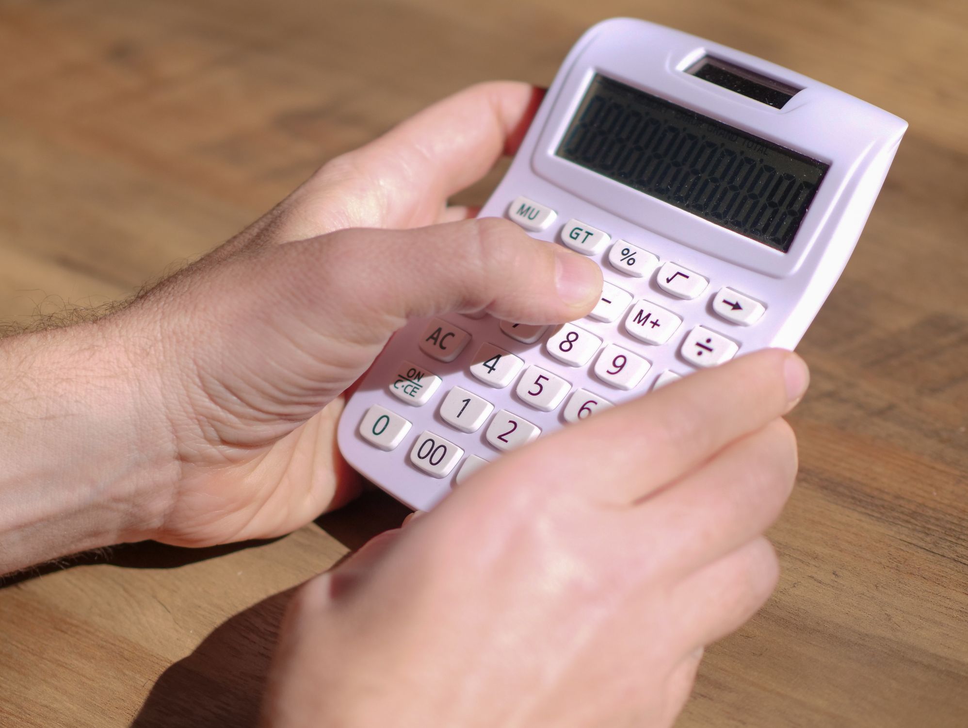 manos con calculadora calculando préstamo
