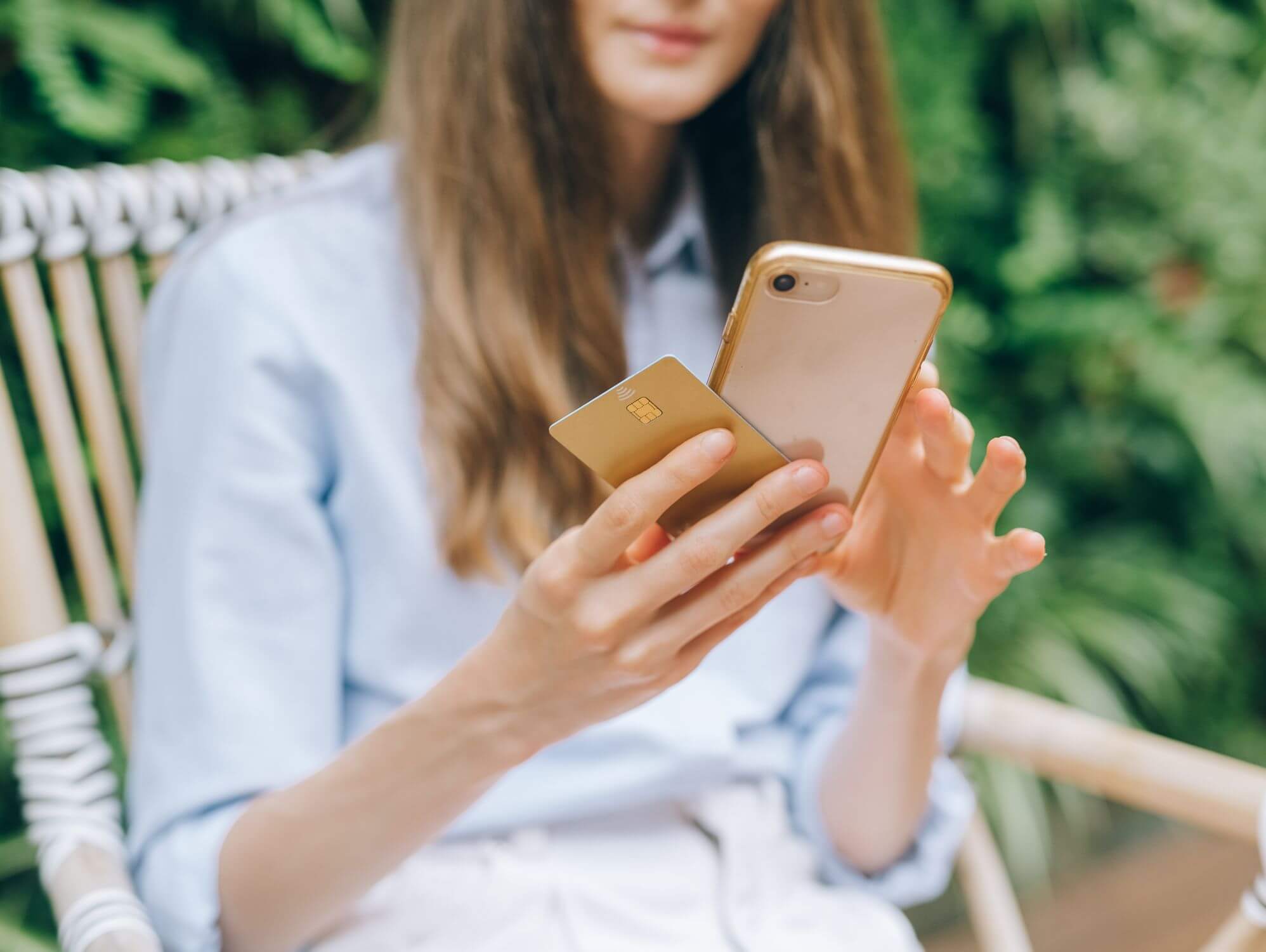 Mujer mirando su móvil ilustrando por qué necesitamos verificar tu información bancaria durante la solicitud de financiación